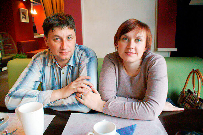 Casal conversando à mesa durante uma entrevista
